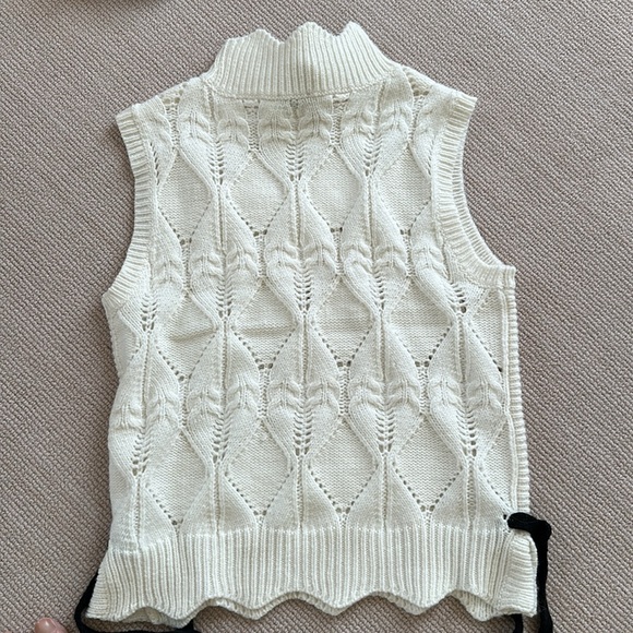 Sleeveless sweater cute black ties on side, but can be removed - Picture 3 of 4